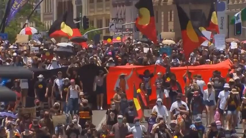 Den Austrálie. Lidé protestovali proti oslavám kolonizace a útlaku Aboridžinců